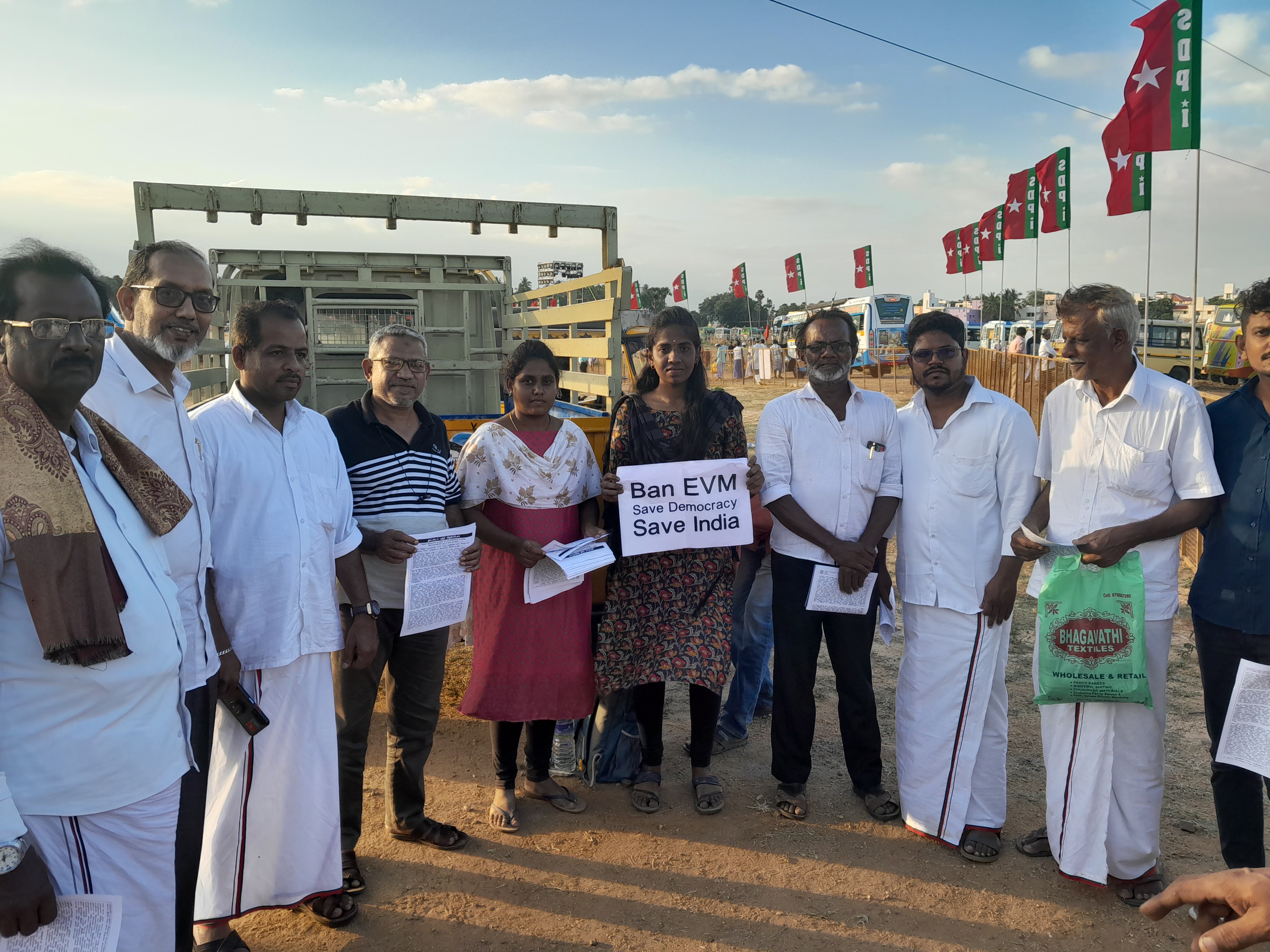 மதுரை SDPI மாநாட்டில் தமிழக பிரபல சமூக ஆர்வலர் நந்தினி,நிரஞ்சனா, பொதுமக்களுக்கு நோட்டிஸ் வினியோகம்! EVM வாக்கு எந்திரத்தை தடைசெய்ய வேண்டும்!!.